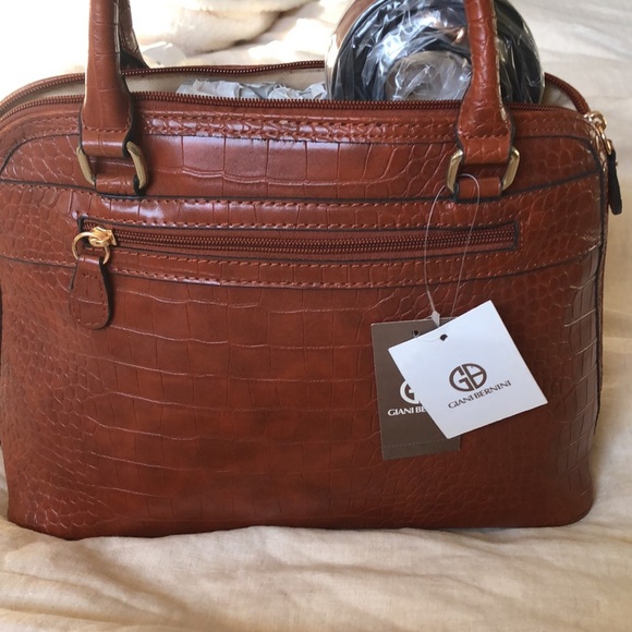 NWT Giani Bernini faux ostrich with multi pockets crossbody strap 13x9x5 - Picture 4 of 8